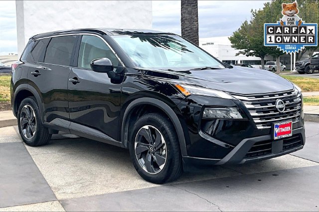 Used 2025 Nissan Rogue SV FWD image 2