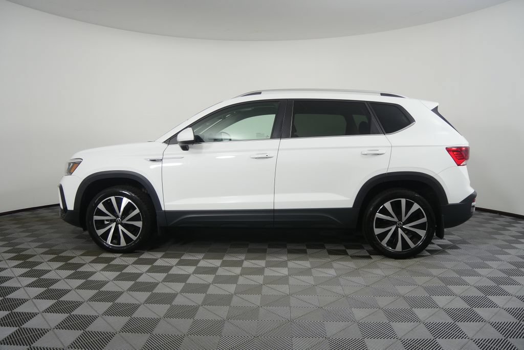 Used 2024 Volkswagen Taos SE FWD image 2