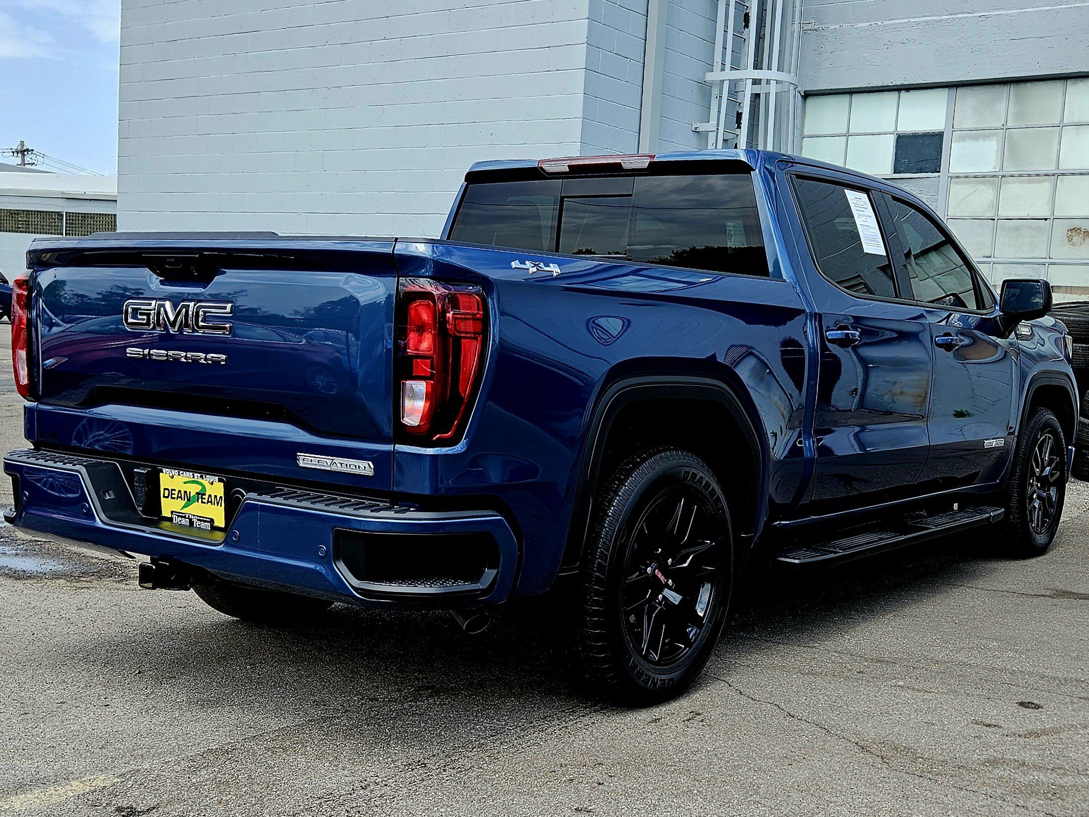 Used 2024 GMC Sierra 1500 Elevation w/ Elevation Premium Package AWD/4WD image 3