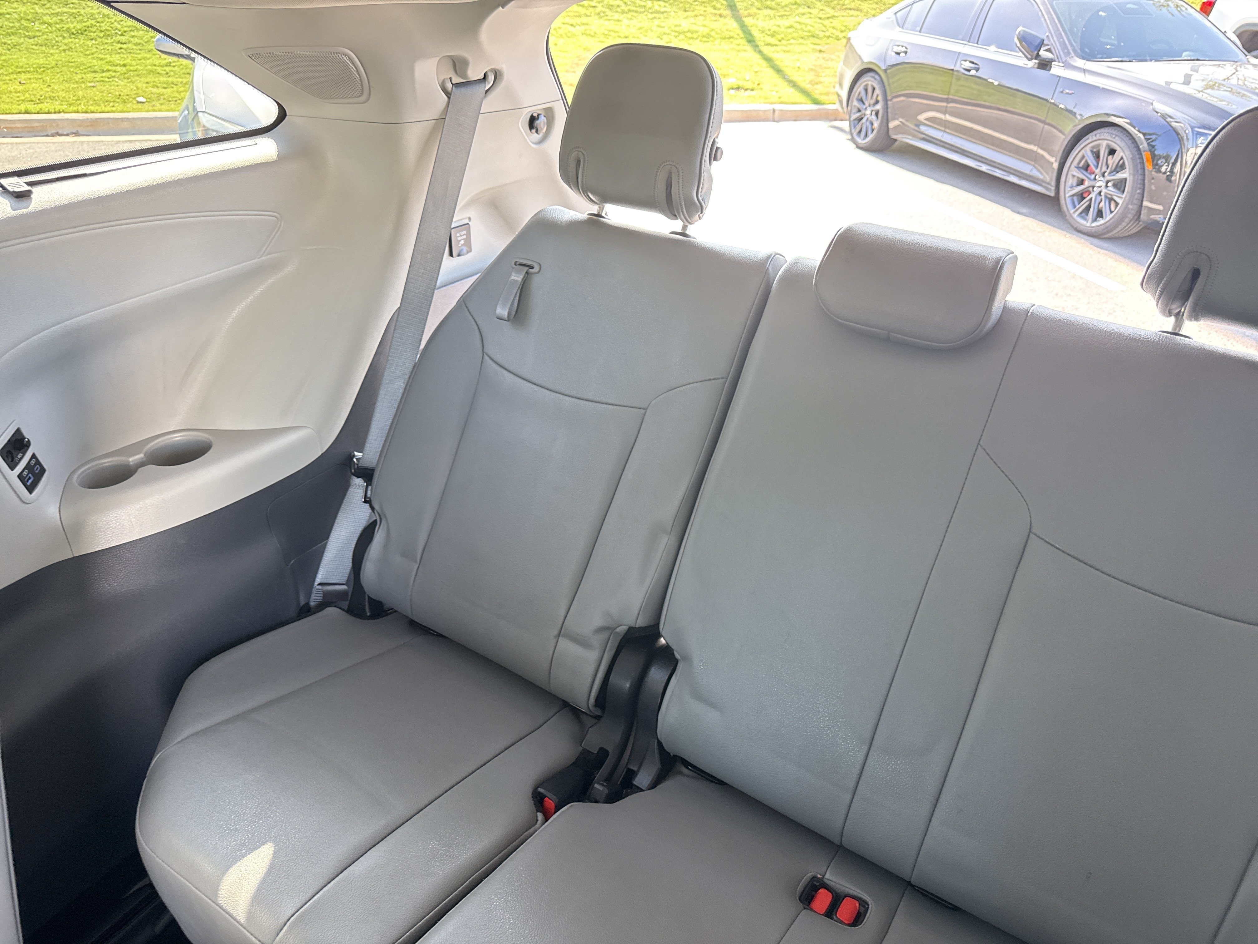 Used 2023 Toyota Sienna Limited FWD image 40