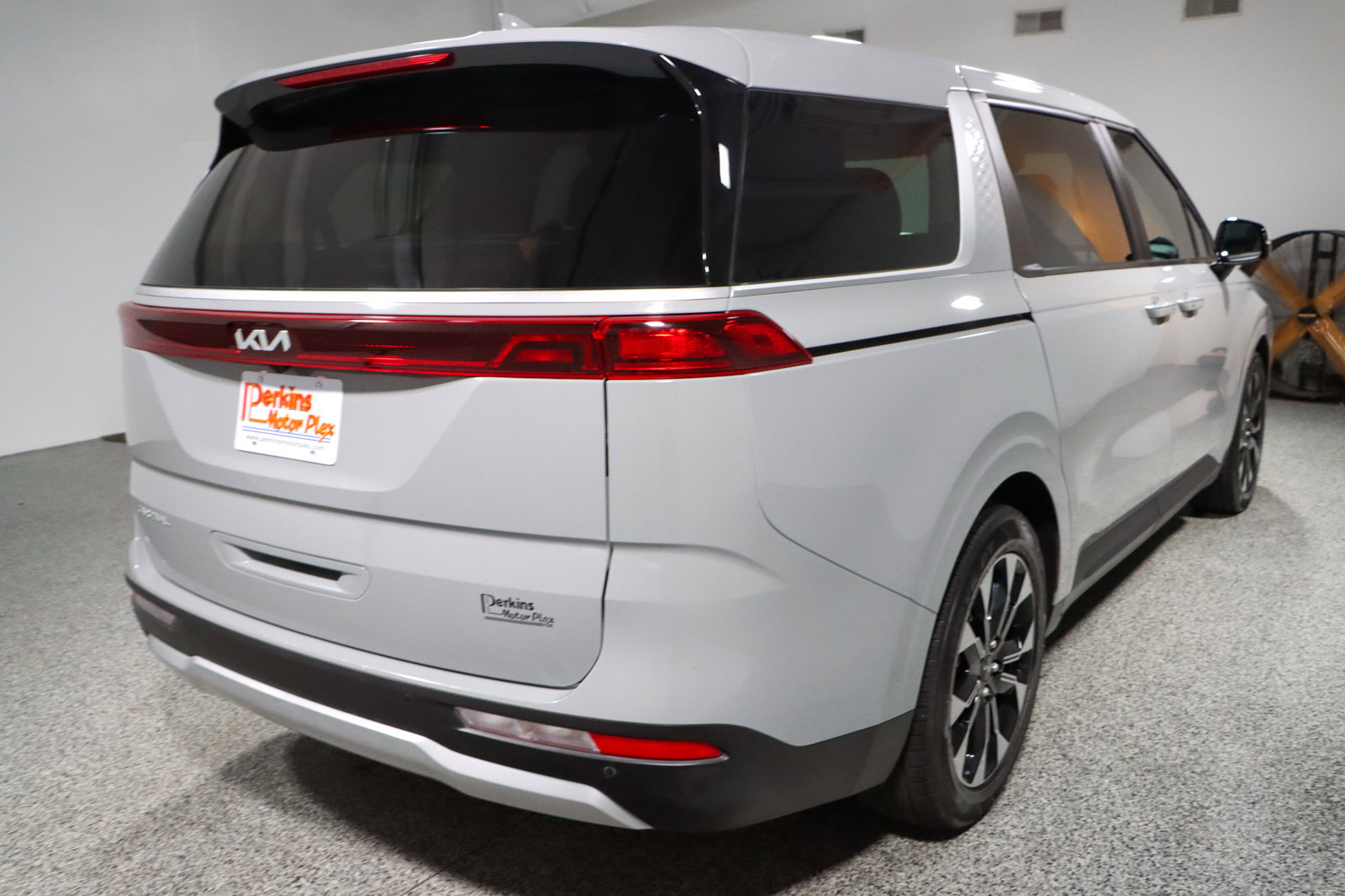 Used 2024 Kia Carnival EX image 7