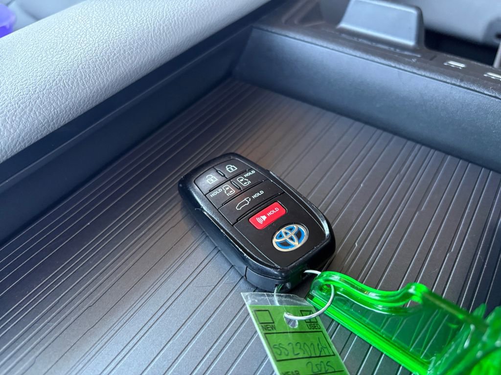 Used 2025 Toyota Sienna XLE image 30