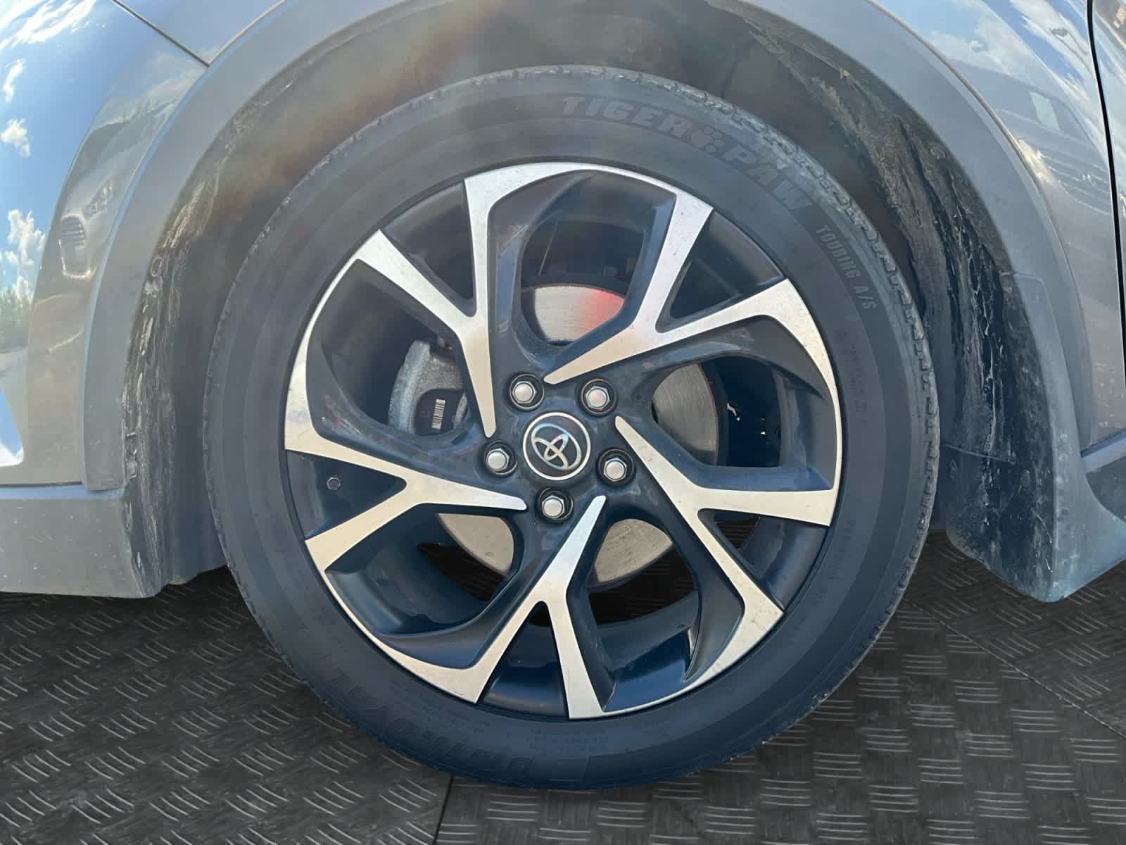 Used 2019 Toyota C-HR XLE FWD image 13