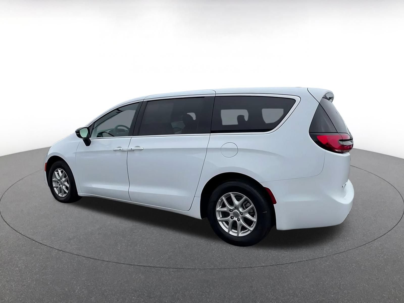 Used 2025 Chrysler Pacifica Select FWD image 9