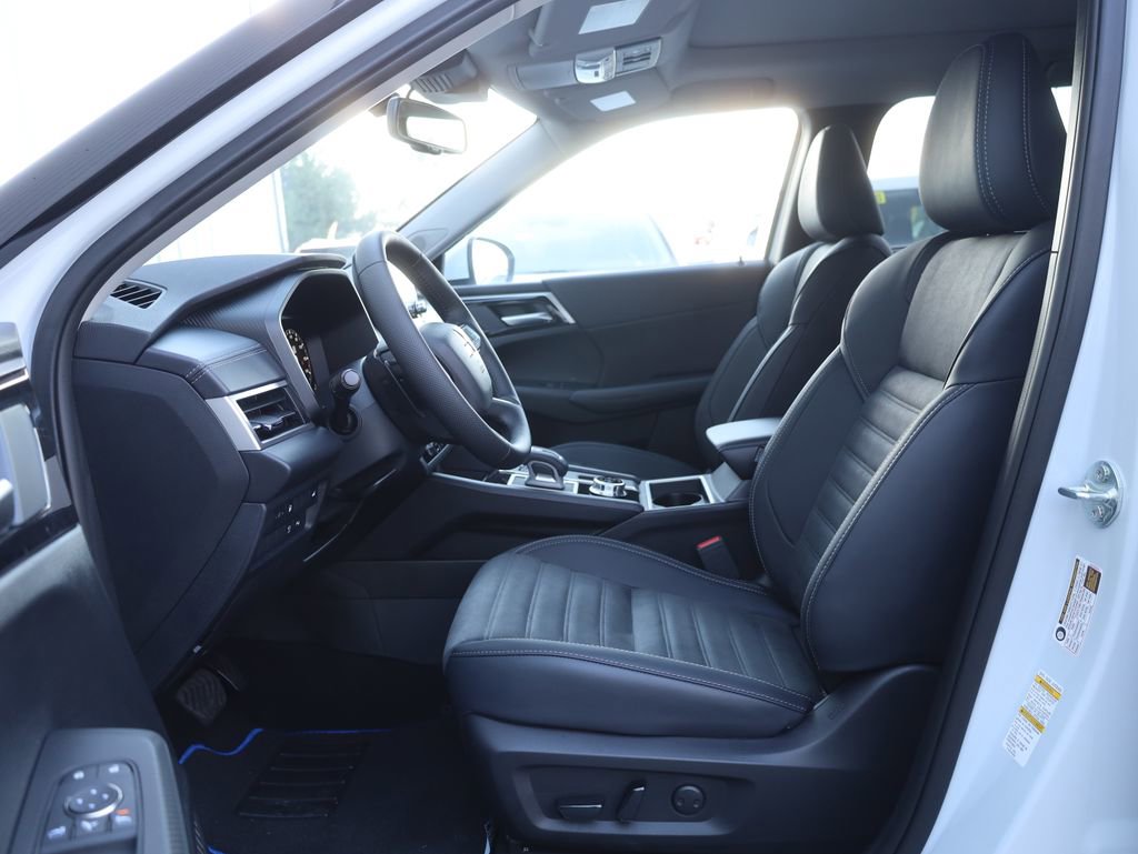 New 2025 Mitsubishi Outlander SE image 28