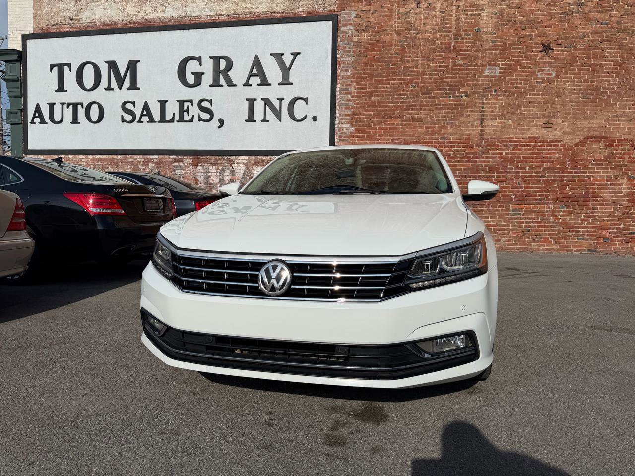 Used 2017 Volkswagen Passat 1.8T SEL Premium image 1