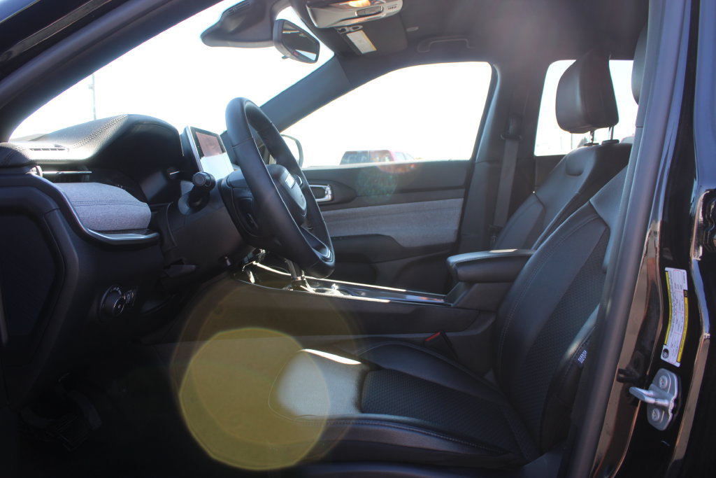 Used 2025 Jeep Compass Latitude AWD/4WD image 21