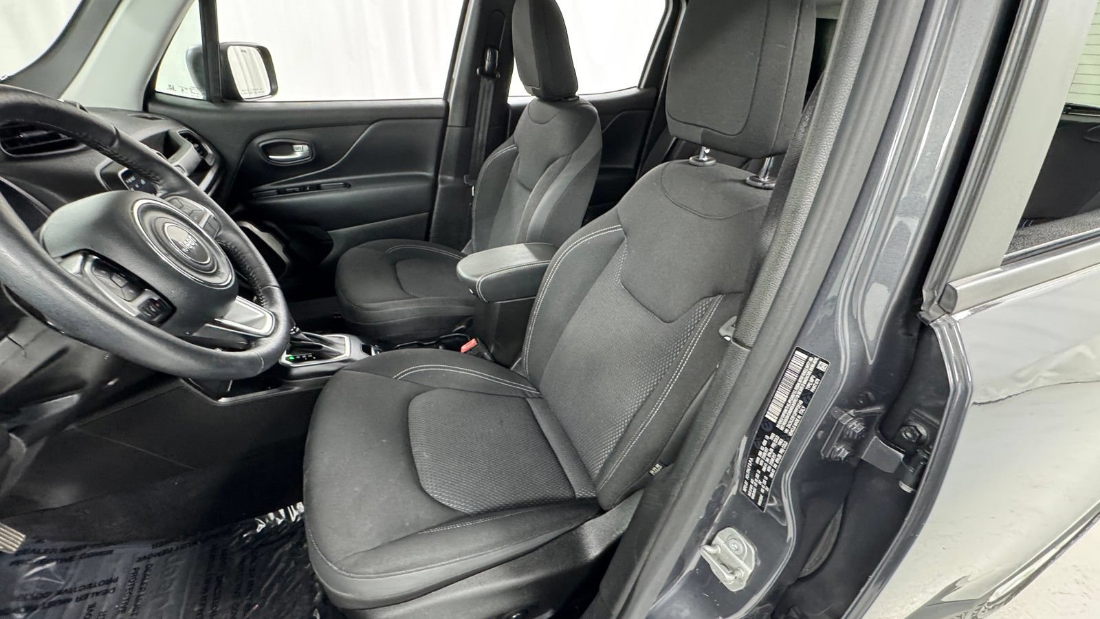 Used 2023 Jeep Renegade Latitude w/ Premium Group AWD/4WD image 10