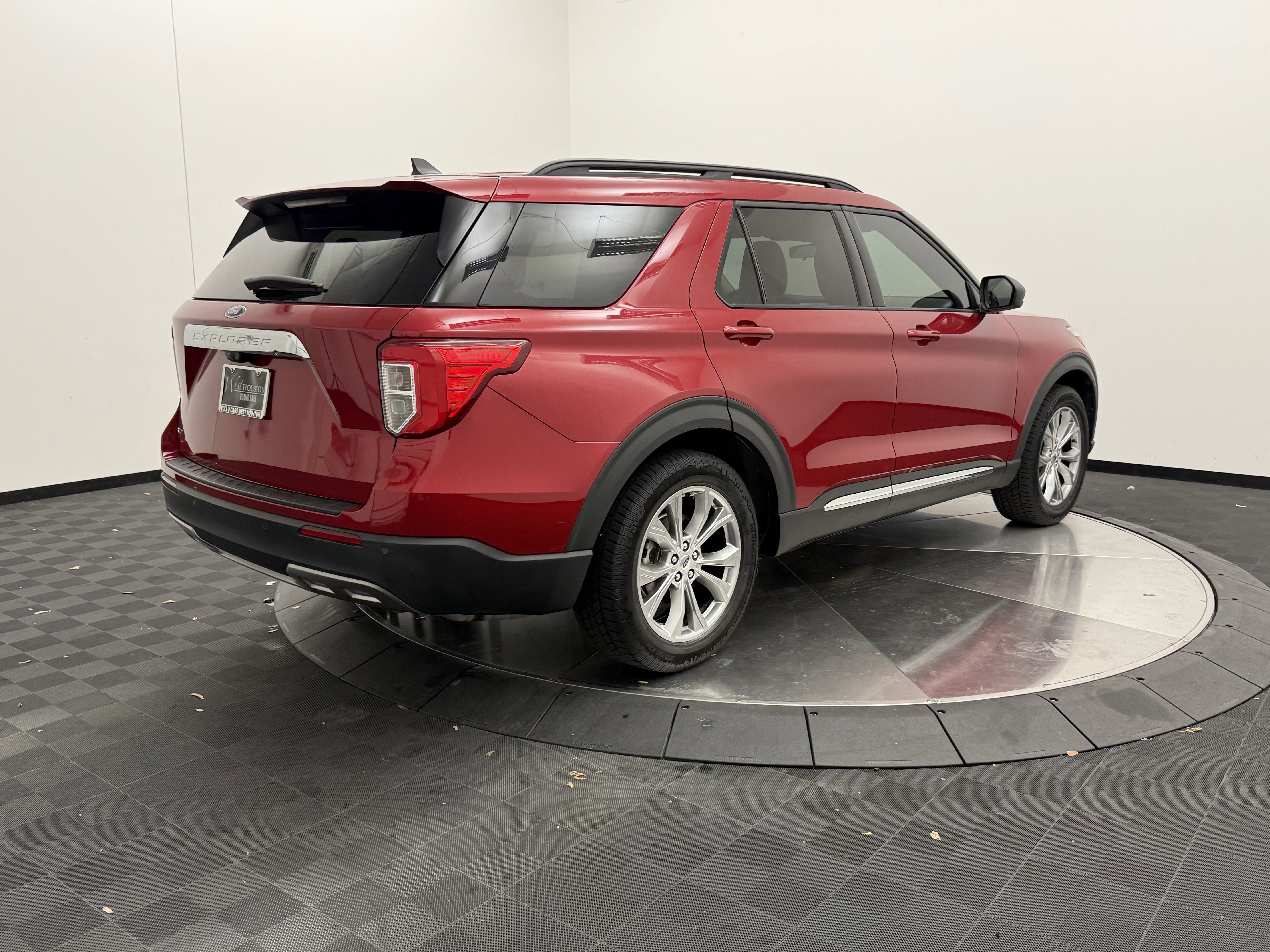 Used 2021 Ford Explorer XLT w/ Equipment Group 202A image 9