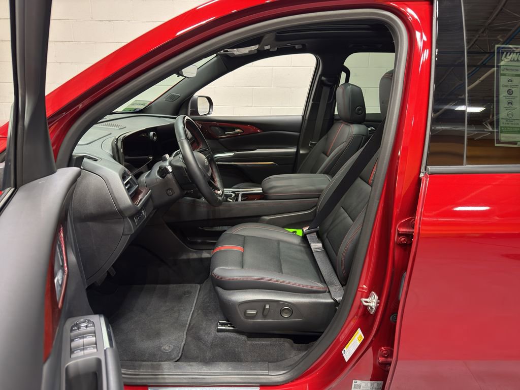 Used 2025 Chevrolet Traverse RS image 16