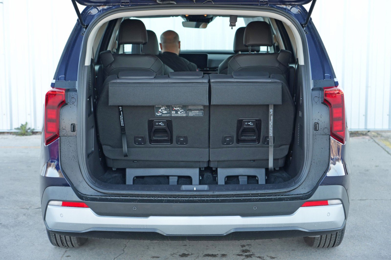 Used 2025 Kia Carnival FWD image 10