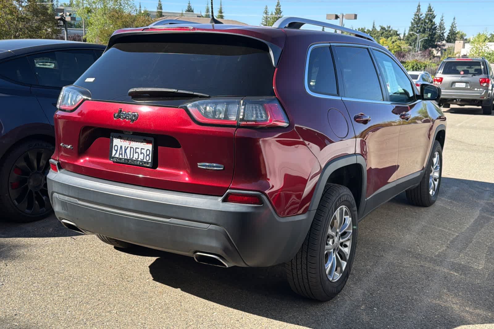 Used 2019 Jeep Cherokee Latitude Plus w/ Cold Weather Group AWD/4WD image 2