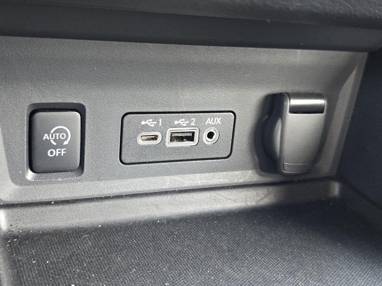 Used 2025 Nissan Sentra SV FWD image 28