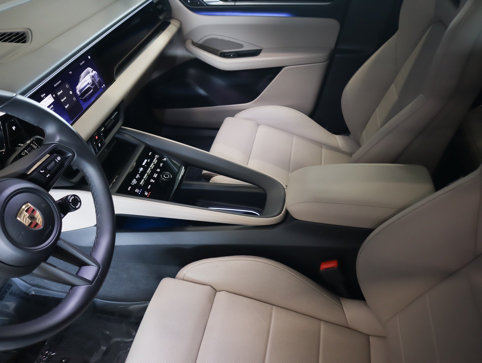 Certified 2025 Porsche Macan Electric RWD image 19