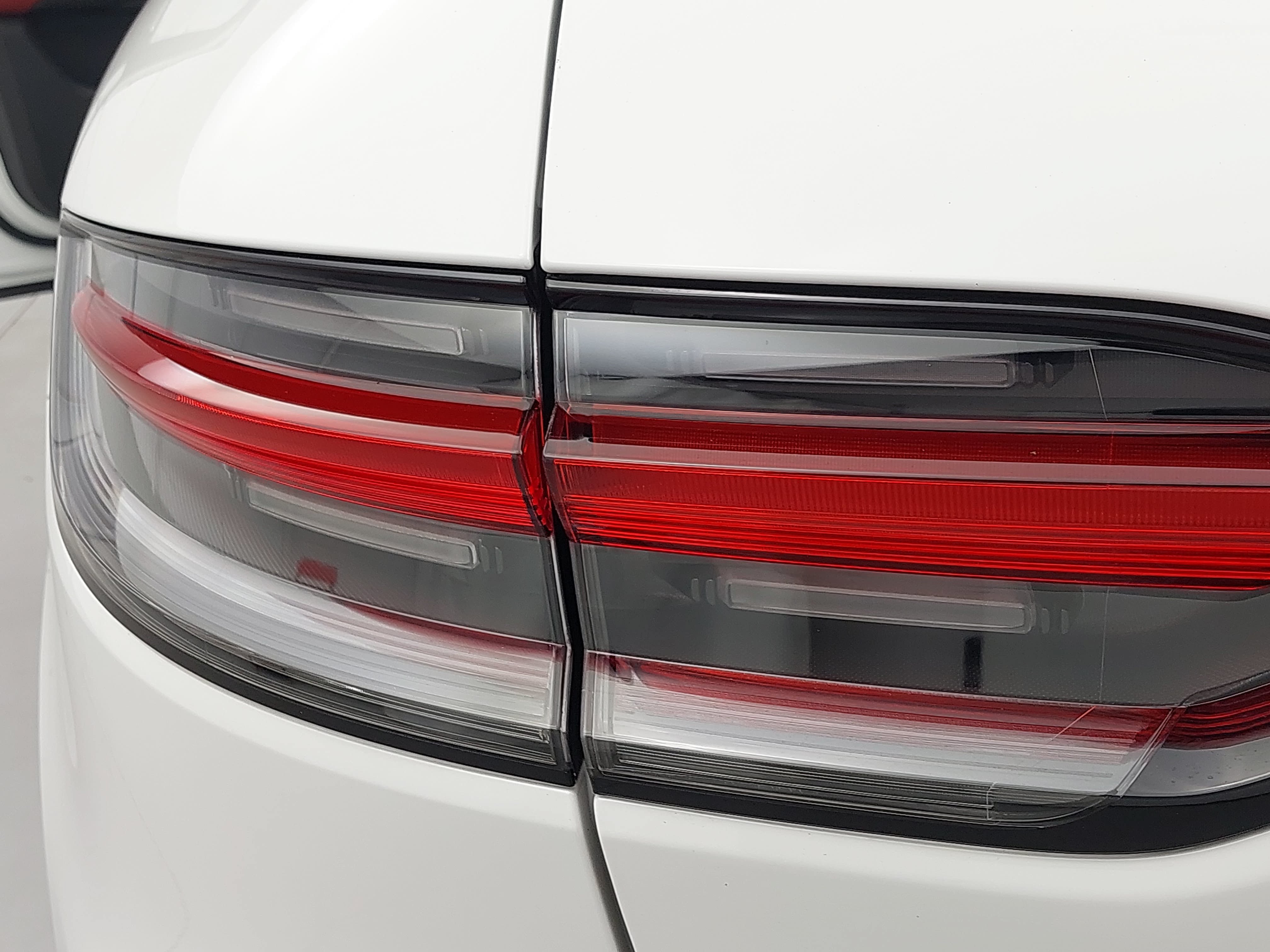 Certified 2025 Porsche Macan AWD/4WD image 37