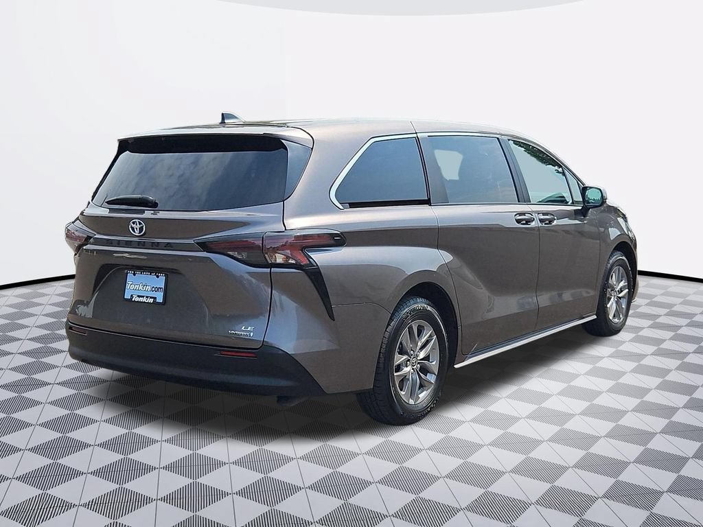Used 2024 Toyota Sienna LE FWD image 6