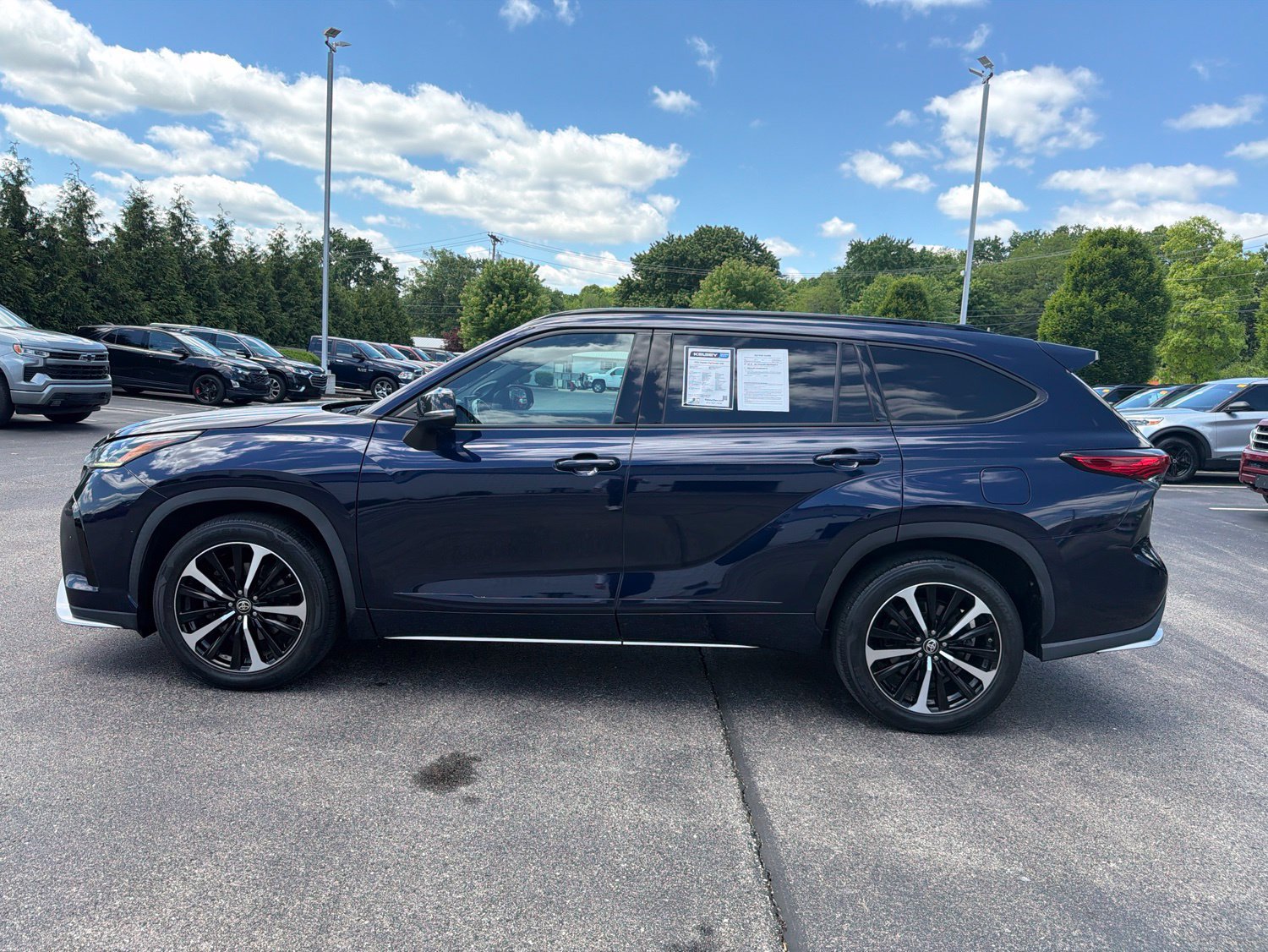 Used 2021 Toyota Highlander XSE FWD image 2