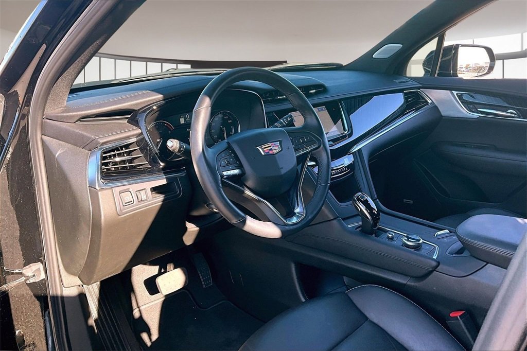 Used 2025 Cadillac XT6 Premium Luxury image 13