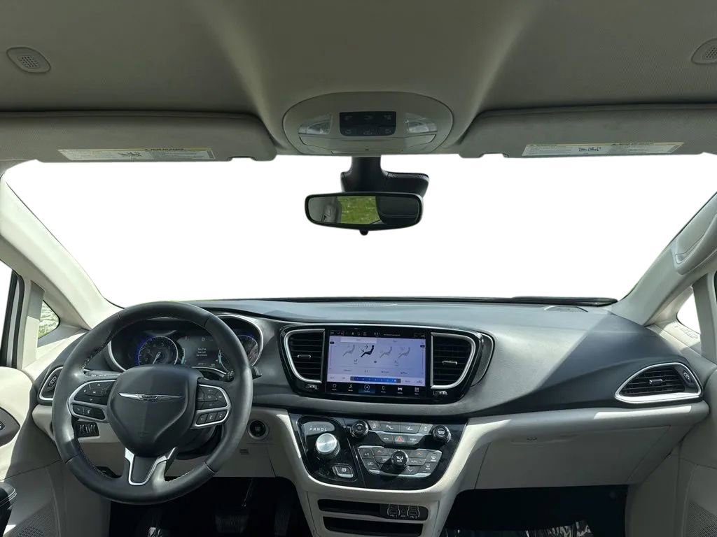 Used 2023 Chrysler Pacifica Touring-L image 21