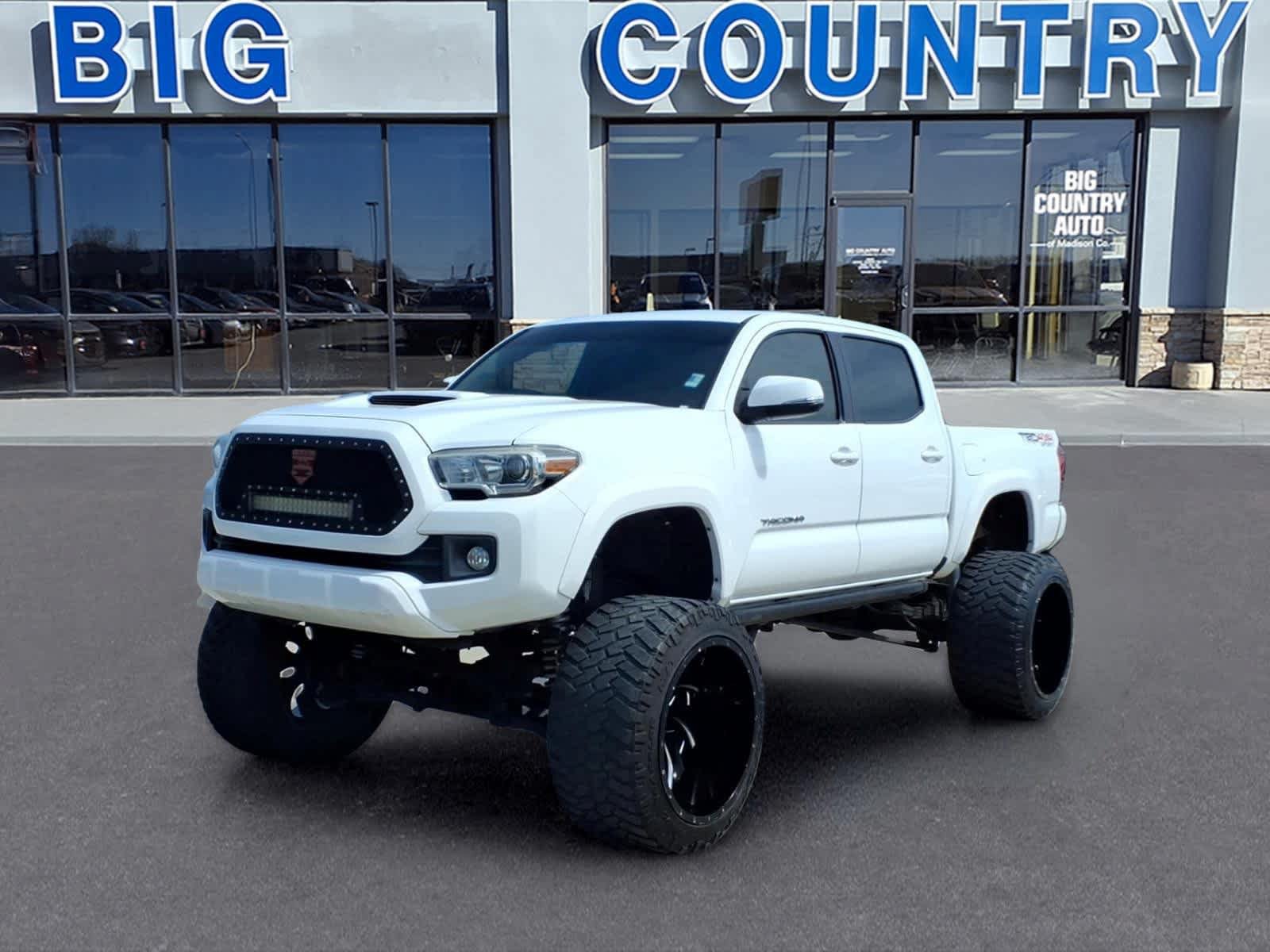 Used 2017 Toyota Tacoma TRD Sport w/ Tow Package (A/T) AWD/4WD image 1