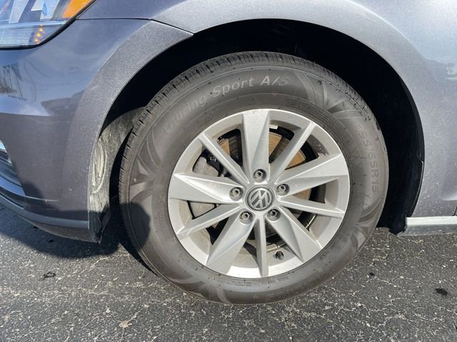 Used 2019 Volkswagen Golf S image 10