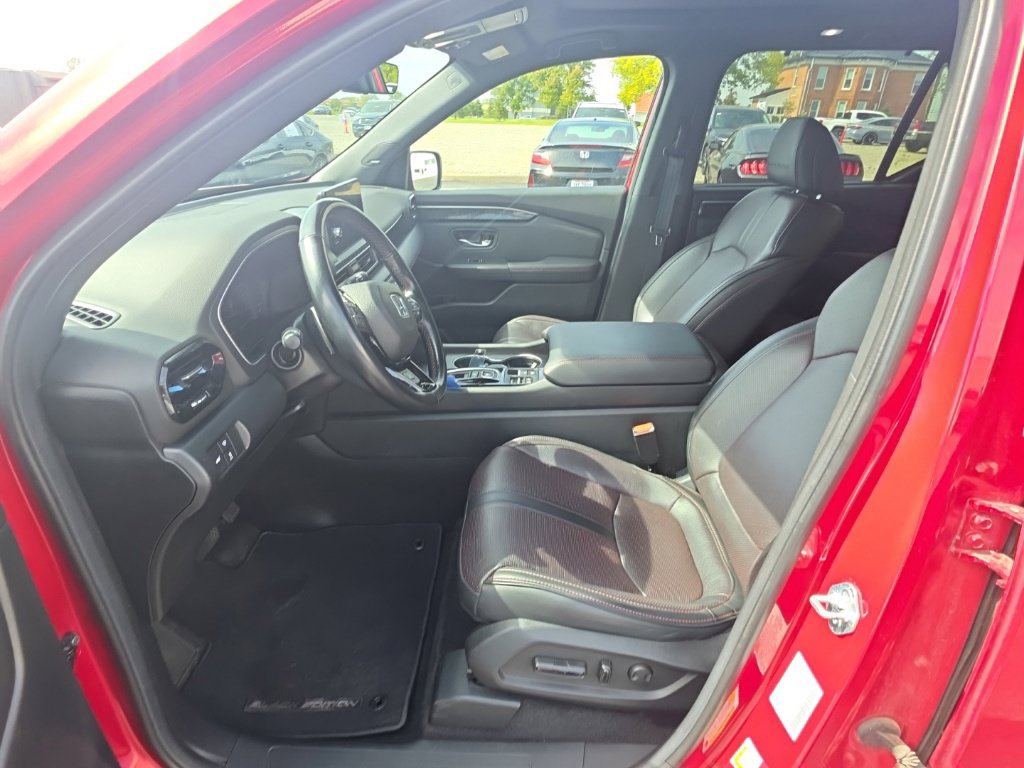 Certified 2025 Honda Pilot Black Edition image 14