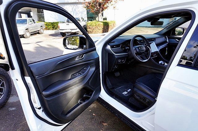 New 2025 Jeep Grand Cherokee L Altitude X image 42