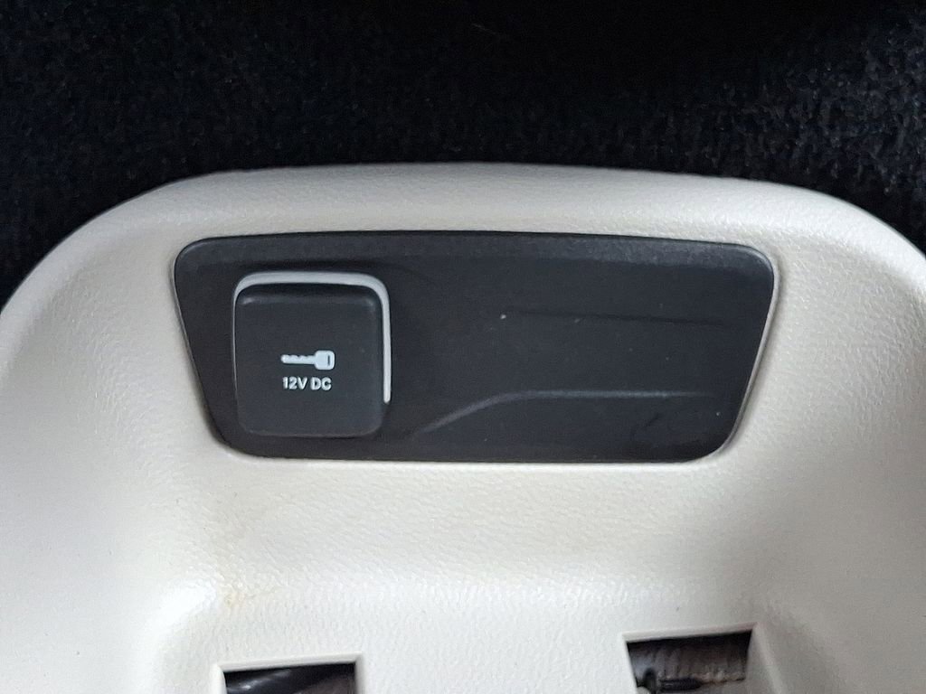 Used 2022 Chrysler Voyager LX image 25