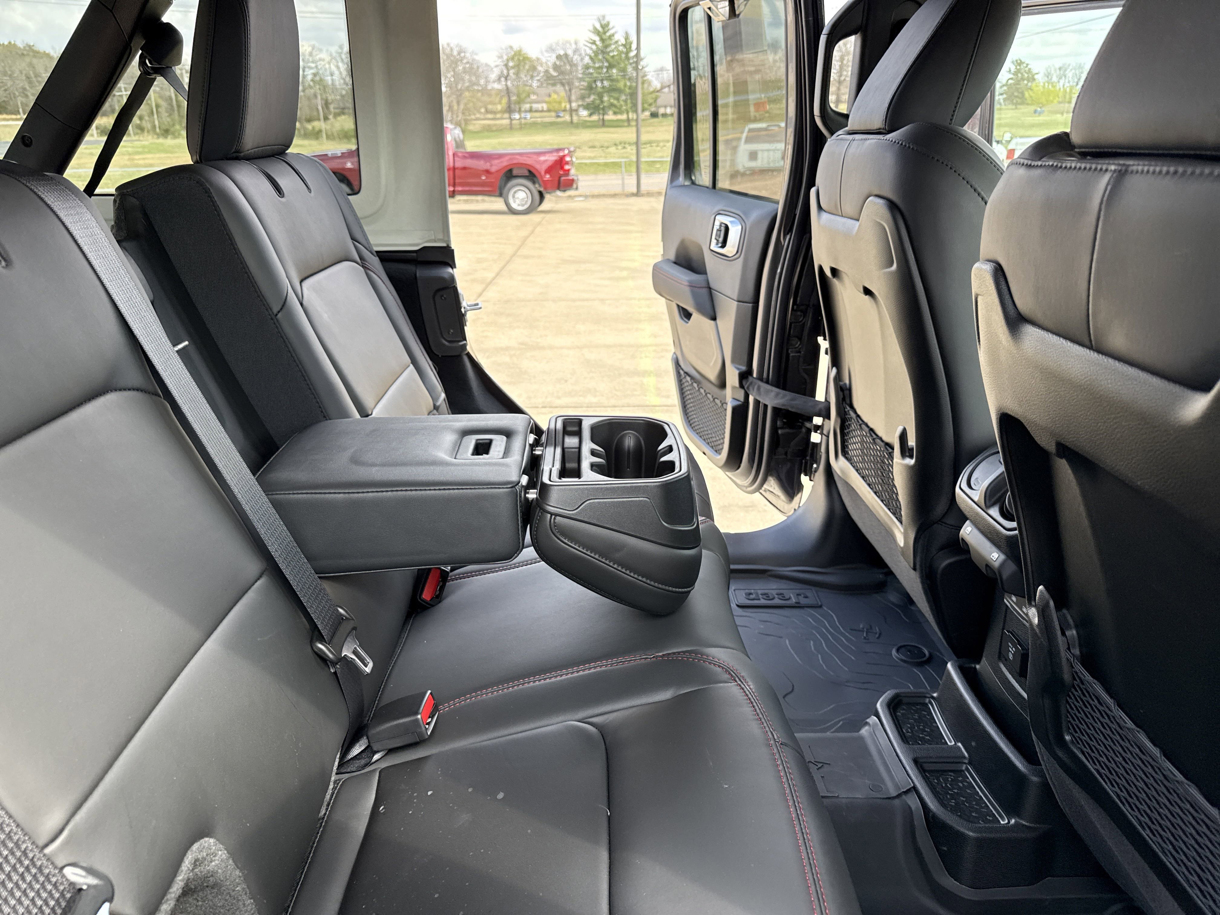 New 2025 Jeep Wrangler Unlimited Rubicon w/ Technology Group image 34