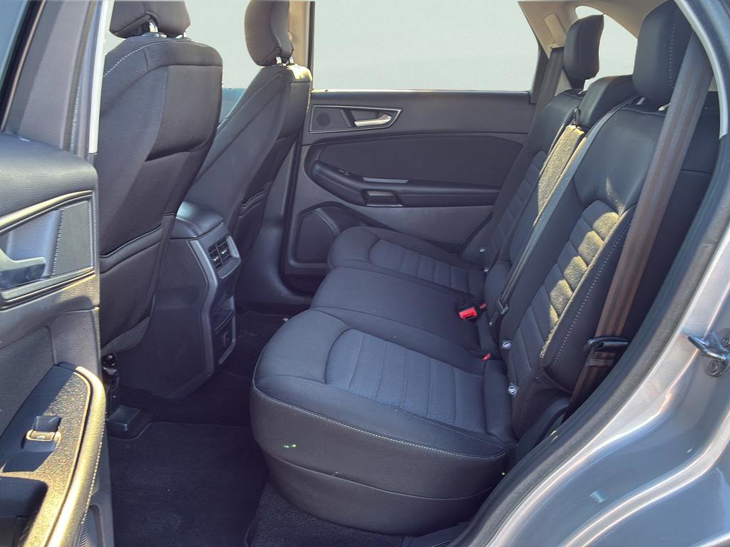 Used 2018 Ford Edge SE image 16