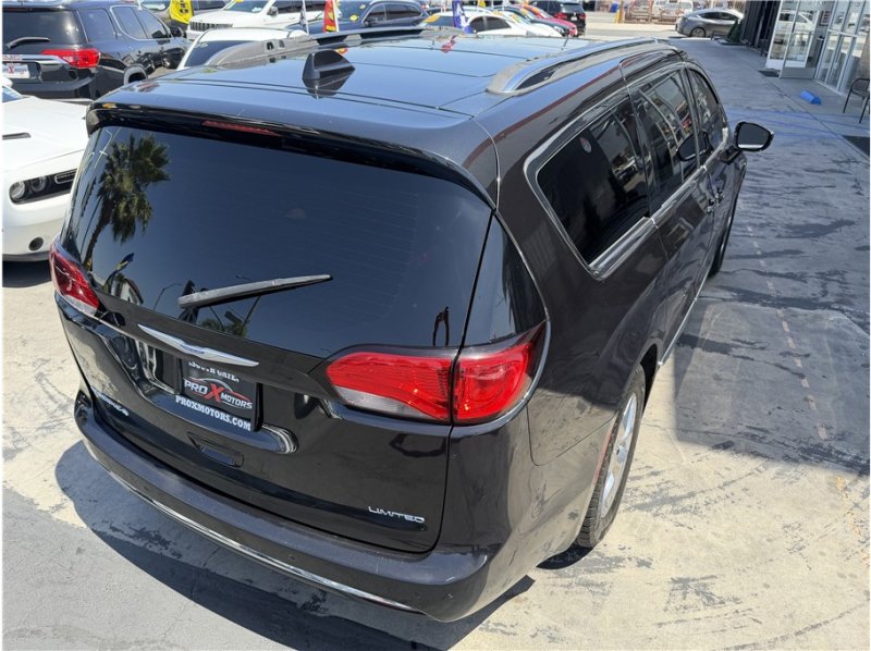 Used 2018 Chrysler Pacifica Limited FWD image 46