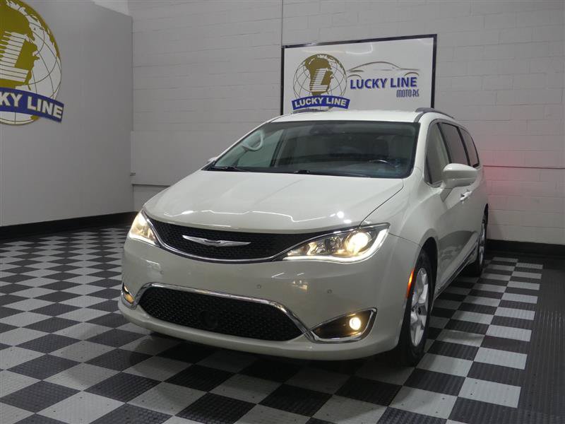 Used 2020 Chrysler Pacifica Touring-L w/ Tire & Wheel Group FWD image 4