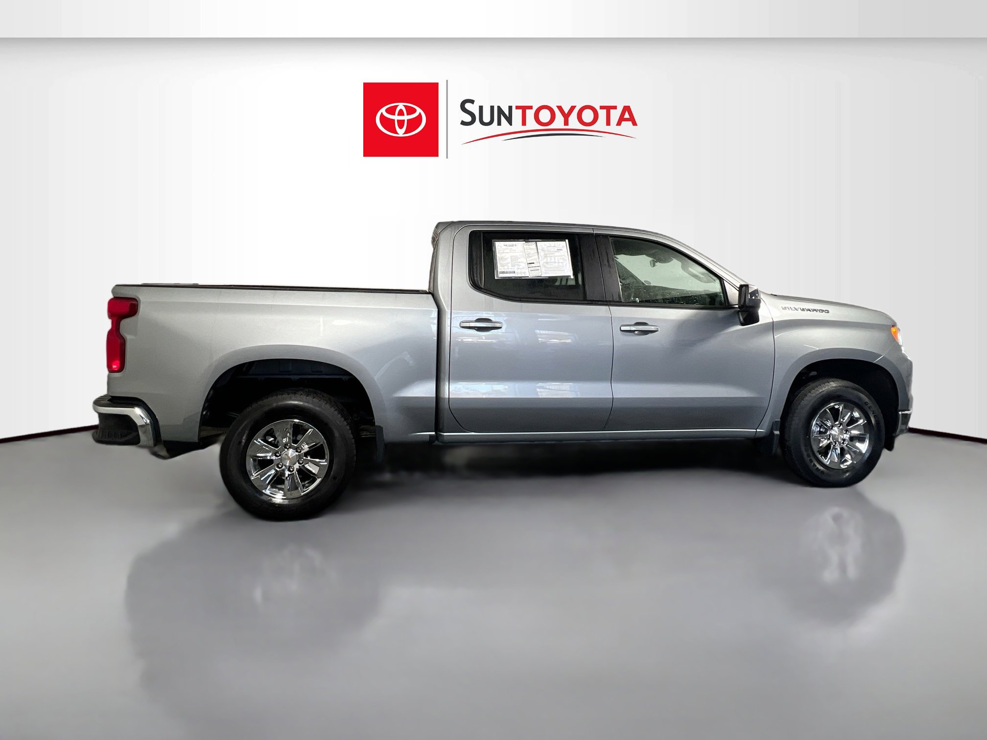 Used 2025 Chevrolet Silverado 1500 LT image 2