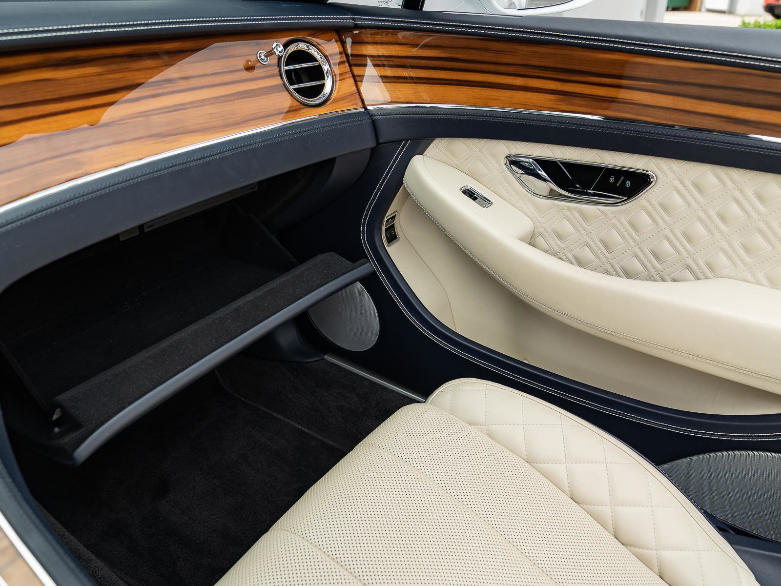 Used 2021 Bentley Continental GT V8 image 40