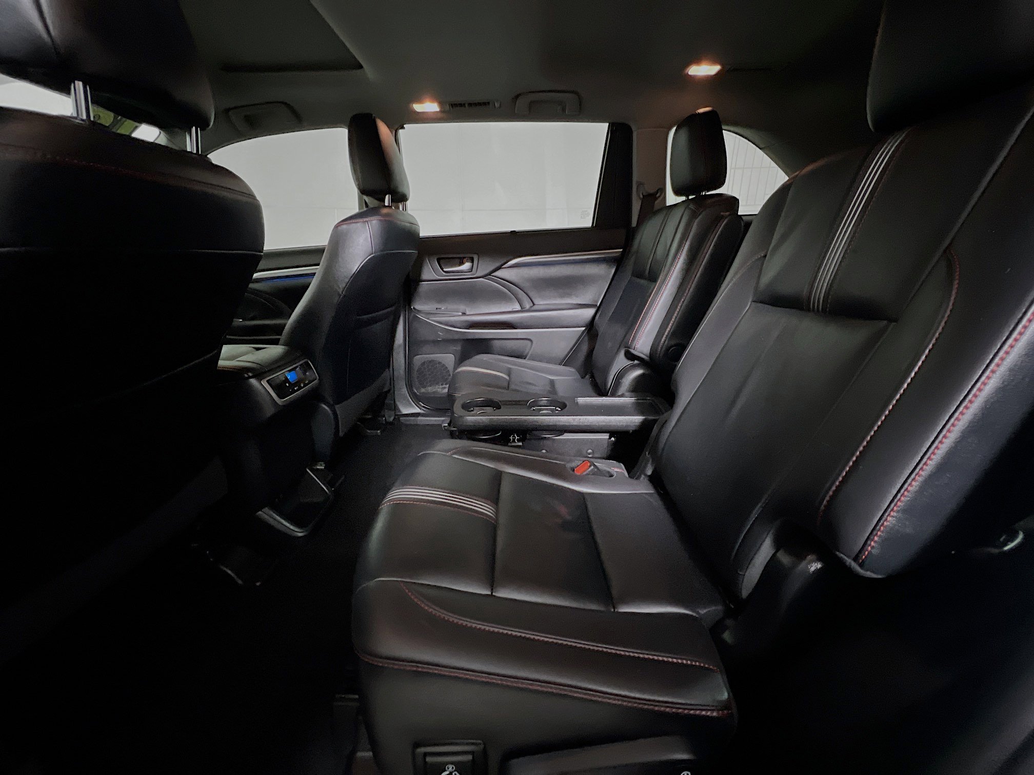 Used 2019 Toyota Highlander SE AWD/4WD image 29