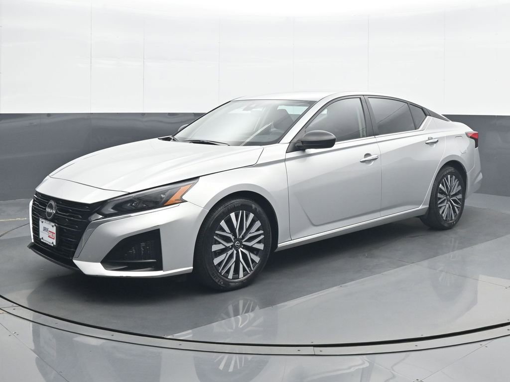 Used 2024 Nissan Altima 2.5 SV image 2