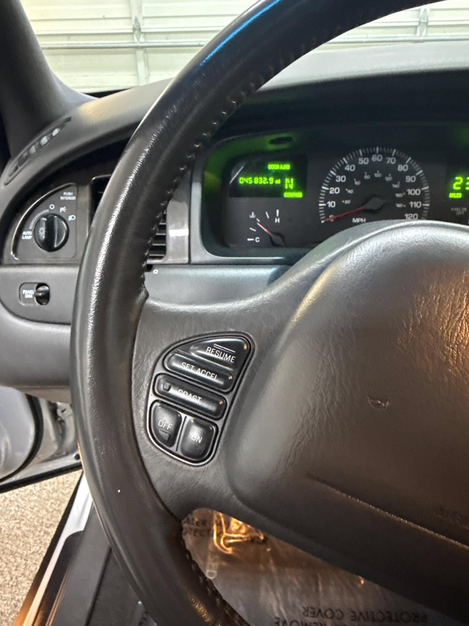 Used 2000 Lincoln Town Car Signature RWD image 20