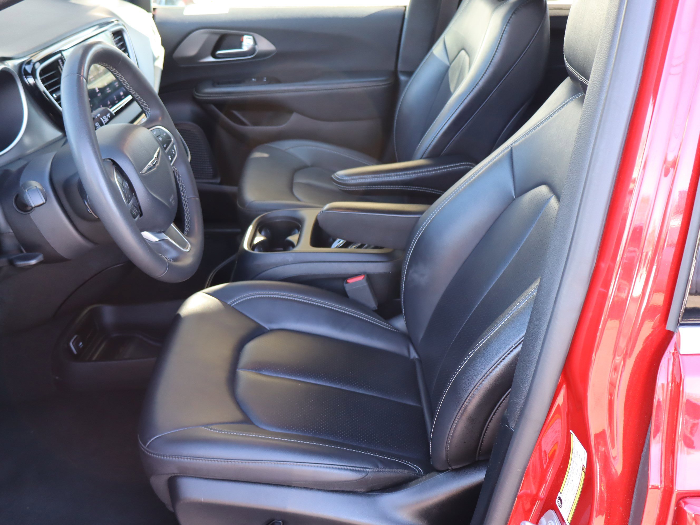 Used 2025 Chrysler Pacifica Select image 16