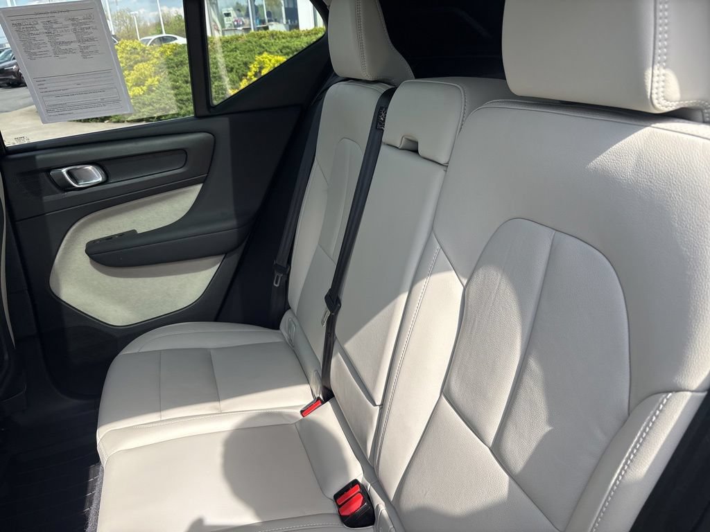Certified 2024 Volvo XC40 B5 Plus w/ Climate Package AWD/4WD image 40