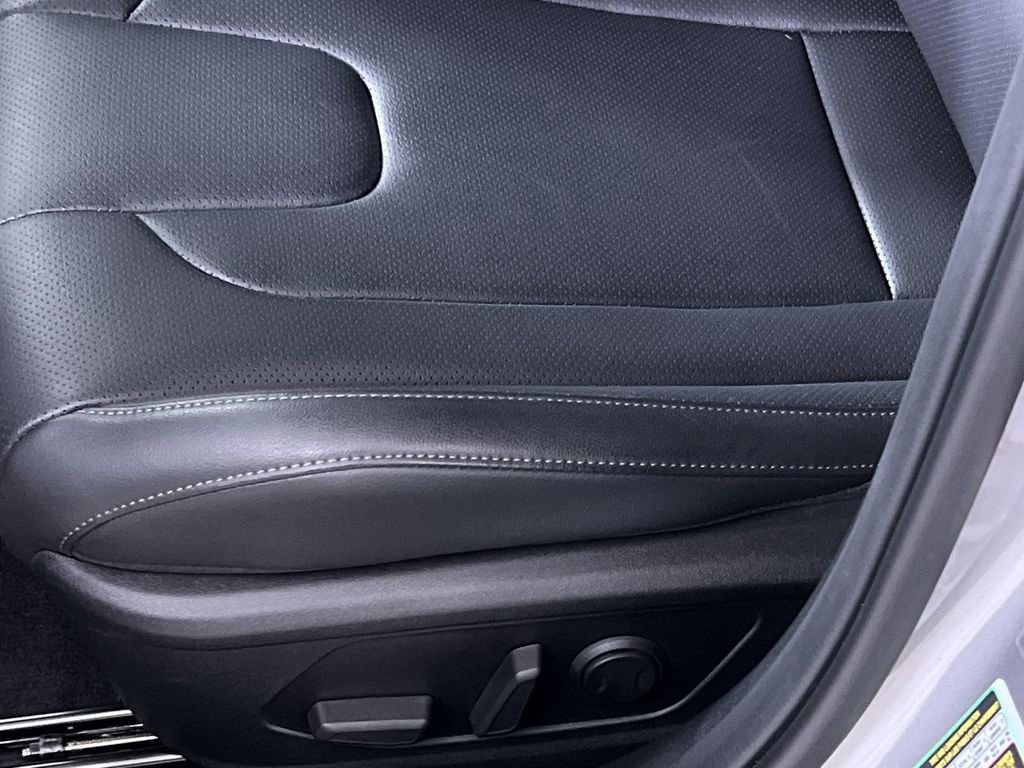 Used 2025 Hyundai Elantra Limited image 12