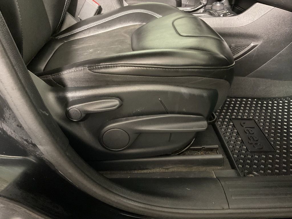 Used 2020 Jeep Cherokee Latitude Plus w/ Cold Weather Group image 34