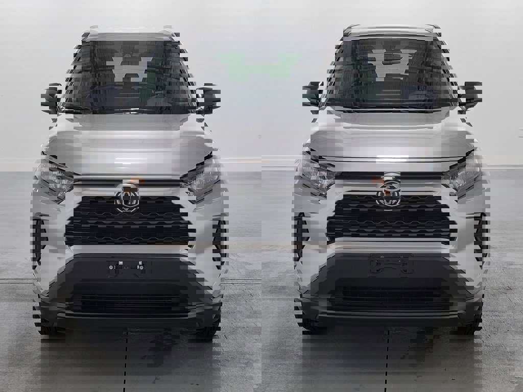 Used 2021 Toyota RAV4 LE image 3