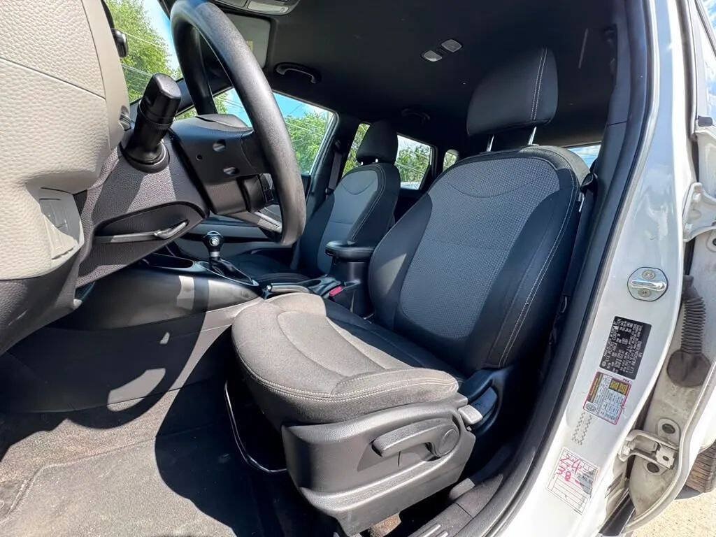 Used 2017 Kia Soul + FWD image 11