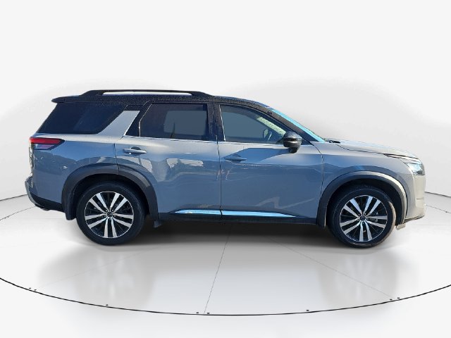 Used 2024 Nissan Pathfinder Platinum FWD image 3
