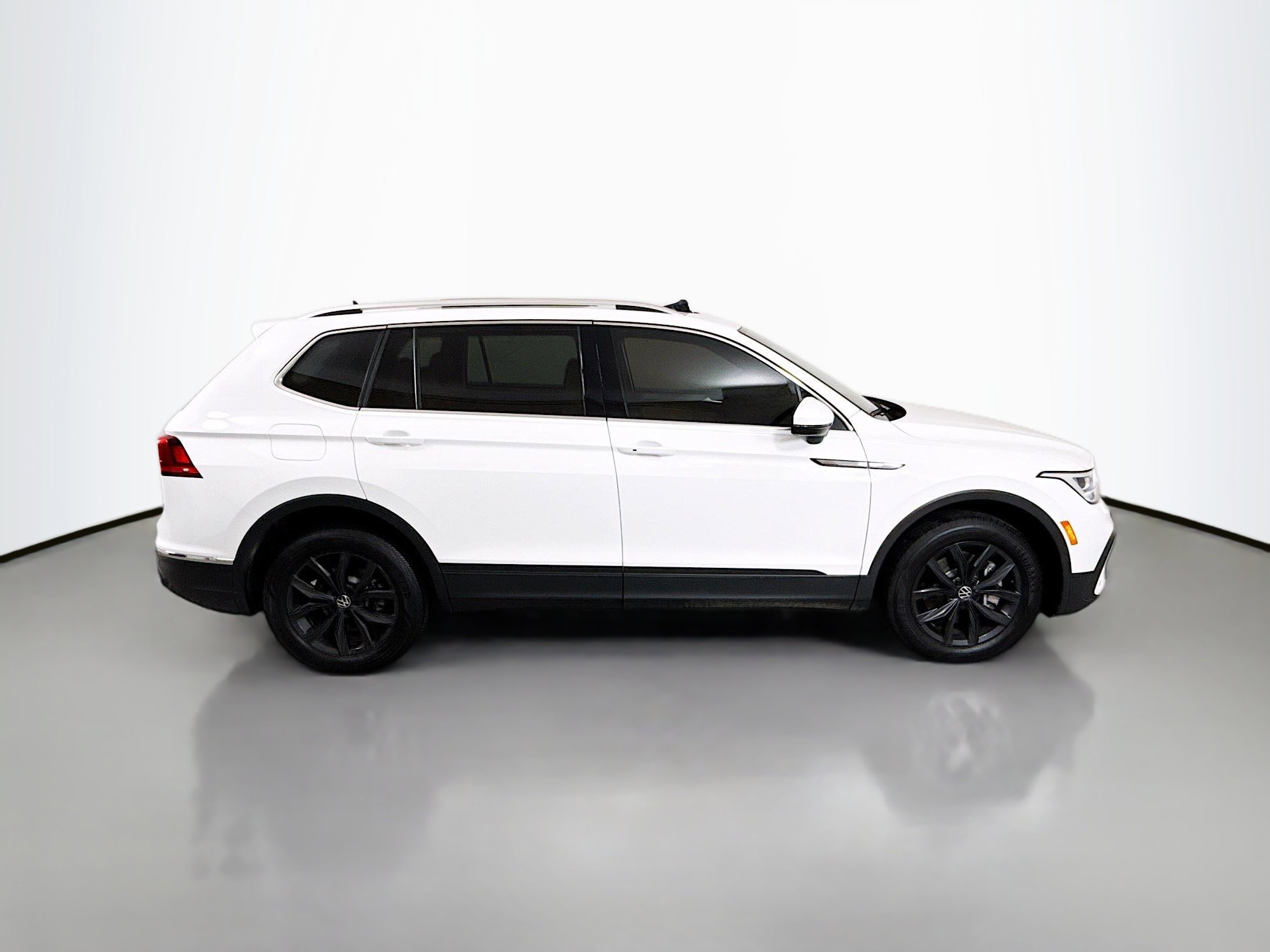 Used 2024 Volkswagen Tiguan SE image 8