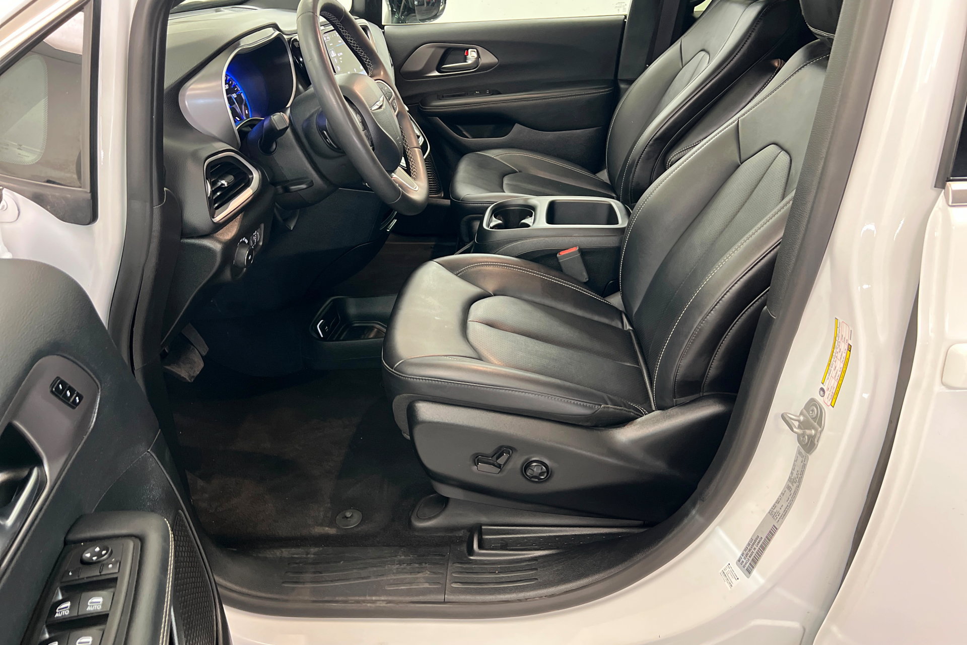 Certified 2025 Chrysler Pacifica Select FWD image 18