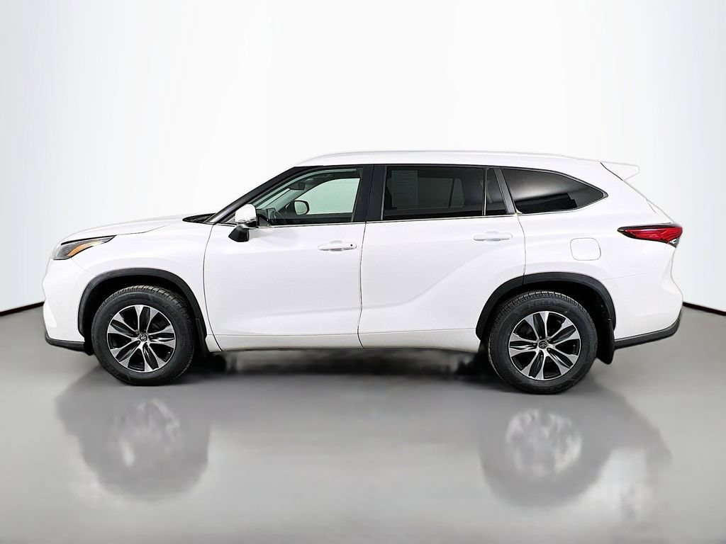 Used 2023 Toyota Highlander XLE AWD/4WD image 8