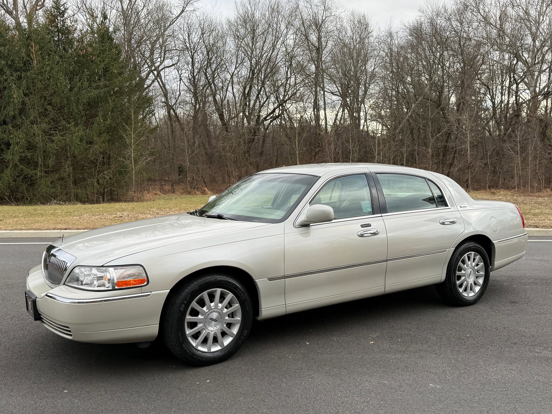 Used 2006 Lincoln Town Car Signature image 3