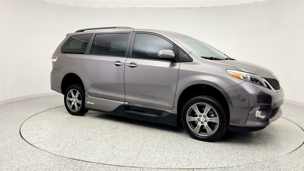 Used 2017 Toyota Sienna SE Premium FWD image 3