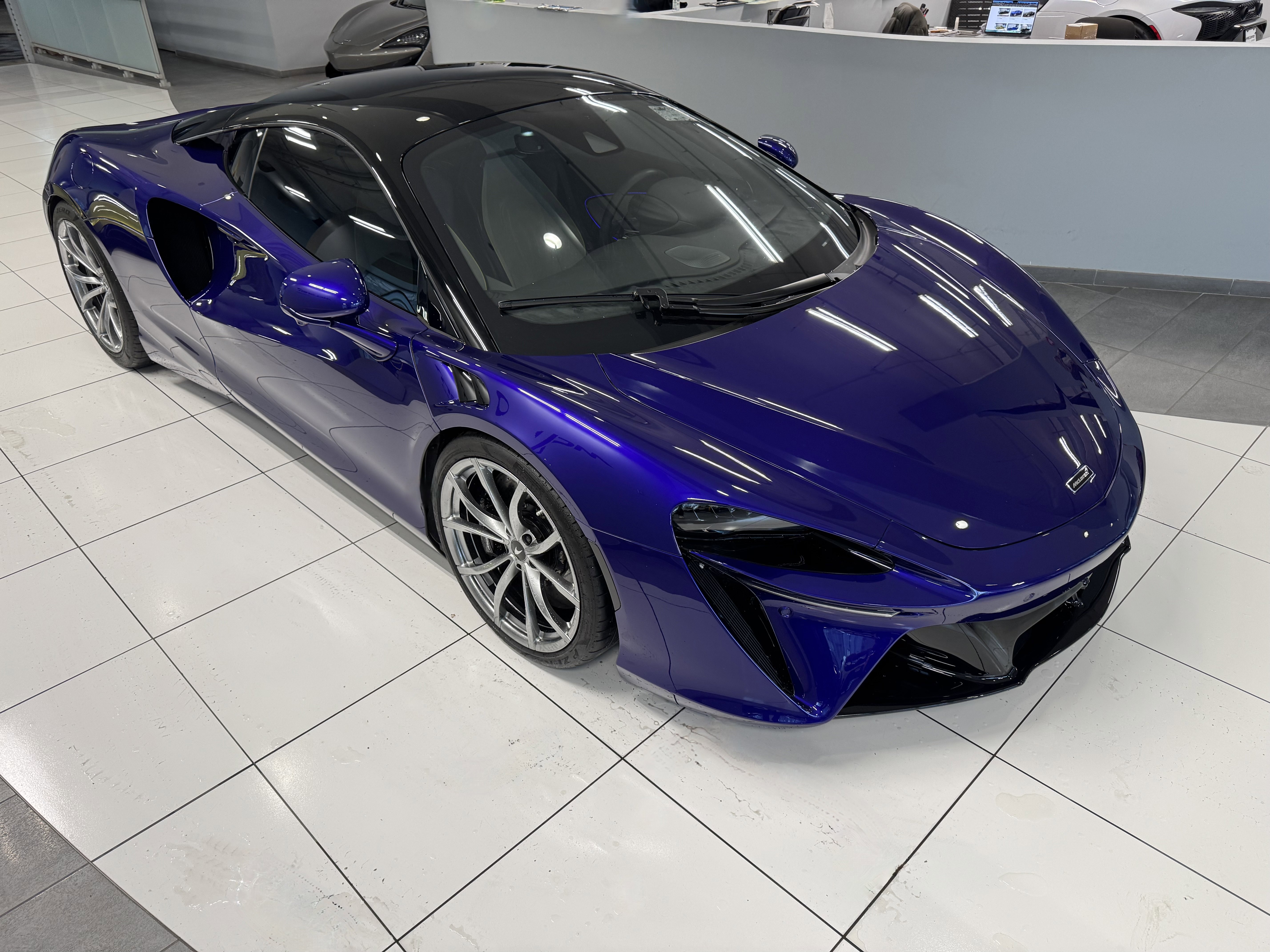 Used 2023 McLaren Artura image 7